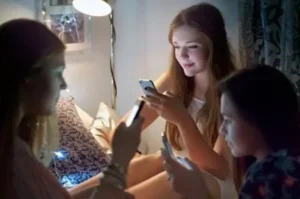 Social Media Causes Girls to Grow Up Too Fast
